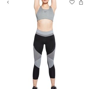 Nike: Swoosh sports Bra